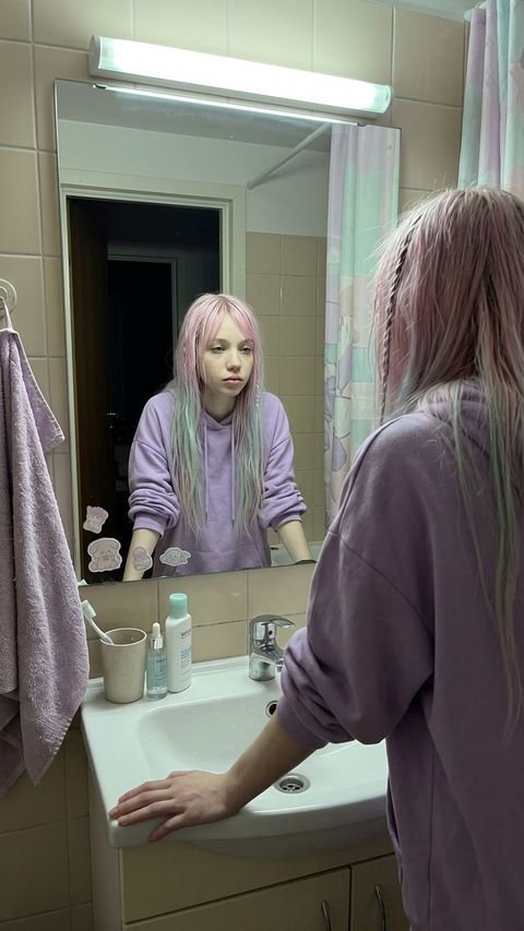 Milky devant son miroir